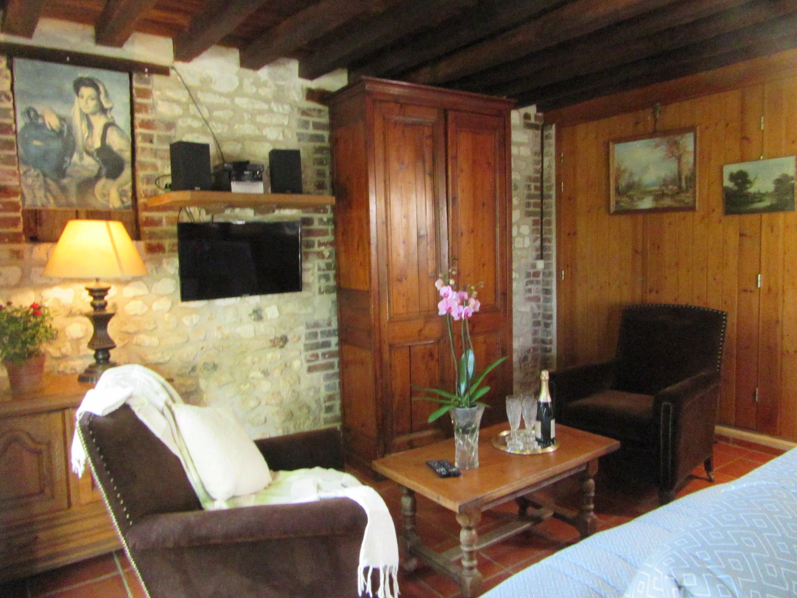 Gîte des Émotelles à Léry, salon aux murs de pierre